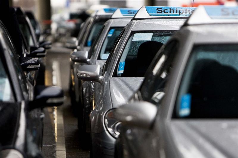 Taxiverbod tegen overlast ronselaars Schiphol