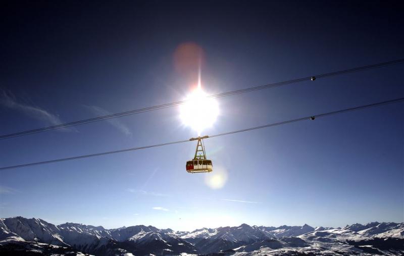 Harde wind legt kabelbaan in Alpen lam