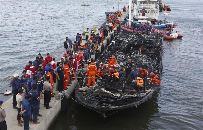 23 doden door brand op boot Indonesië