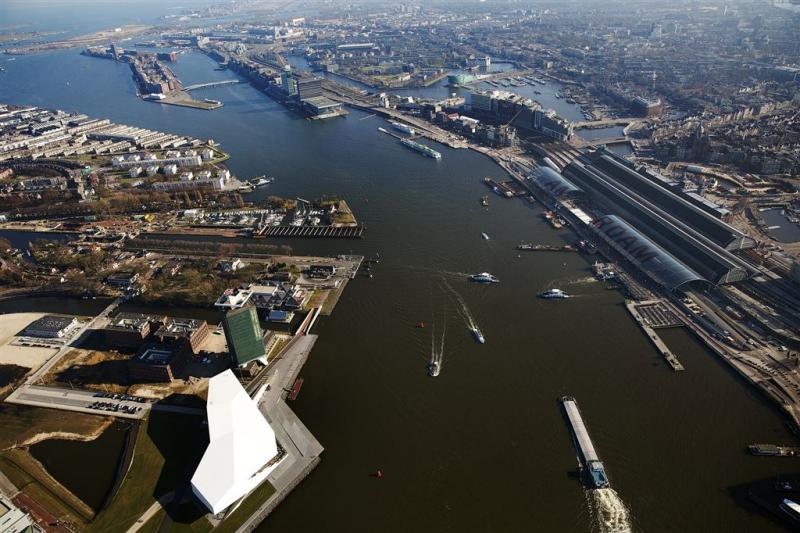 Amsterdam bouwt brug over het IJ