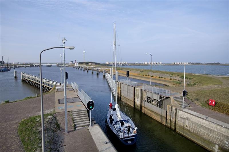 Sluizen Afsluitdijk dicht wegens hoogwater