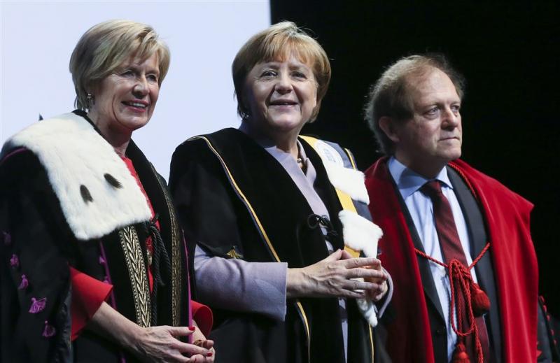 Merkel ontvangt eredoctoraat in Brussel