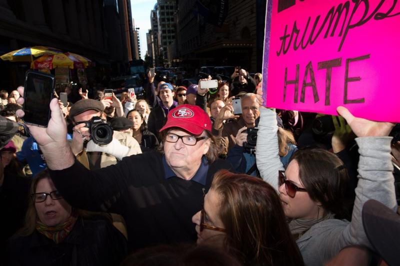 Beroemdheden protesteren bij Trump Tower