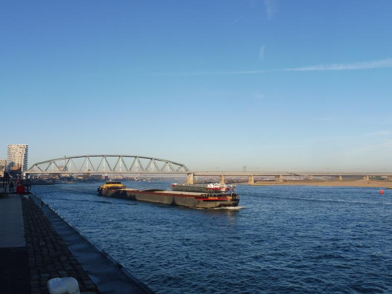 De spoorbrug in Nijmegen met een mooie blauwe lucht (Foto: qltel)
