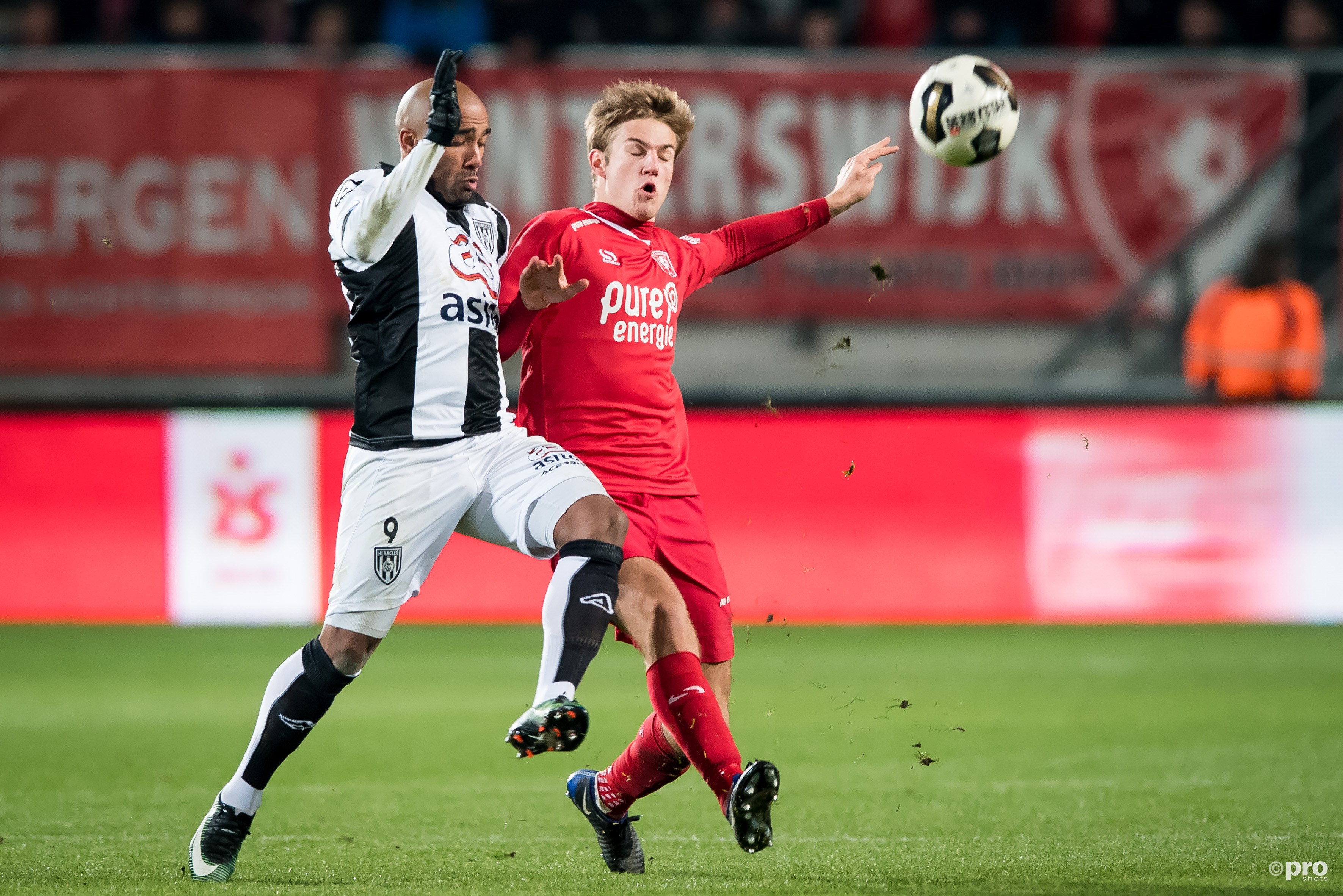 Heracles Almelo-speler Samuel Armenteros in duel met FC Twente-speler Joachim Andersen. (PRO SHOTS/Ronald Bonestroo)