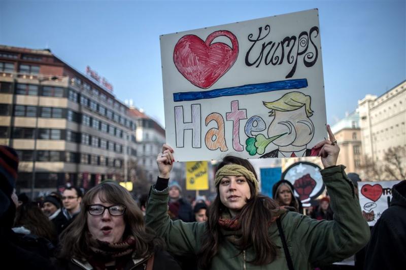 Vrouwen protesteren wereldwijd tegen Trump