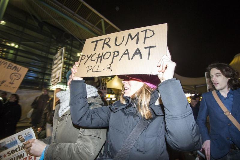 Betoging op Schiphol tegen inreisverbod Trump