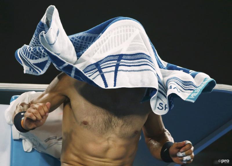 Rafael Nadal zien we hier druk in de weer met een handoek tijdens de Australian Open, wat zou een goed onderschrift zijn bij deze foto? (Pro Shots / Action Images)