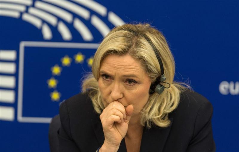 EU-parlement kort Marine Le Pen met 8500 euro