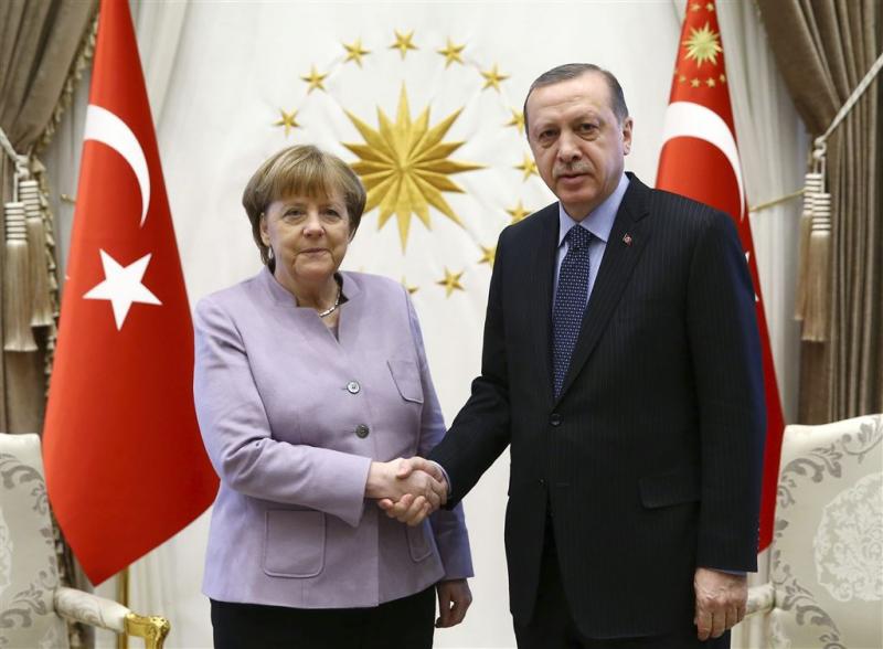 Merkel dringt bij Erdogan aan op persvrijheid