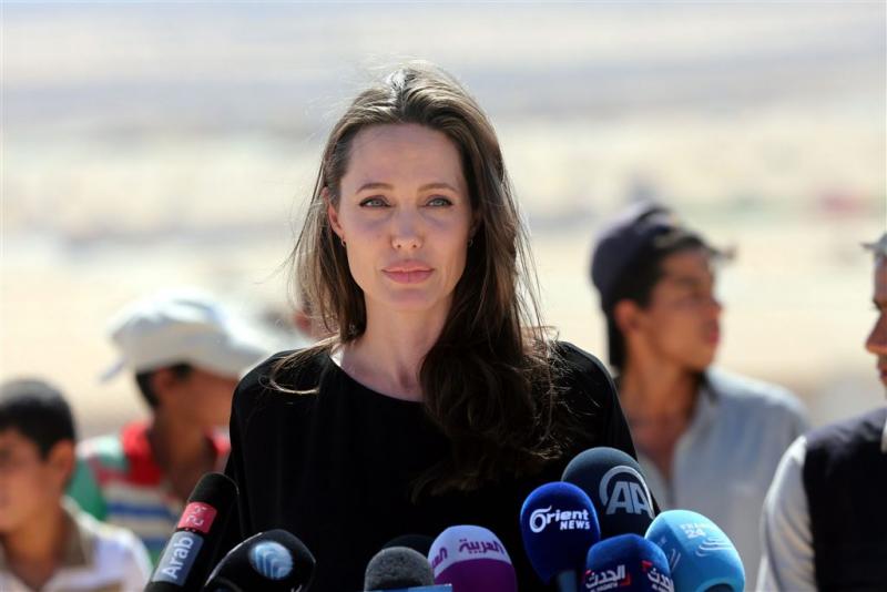 Jolie neemt het op voor vluchtelingen