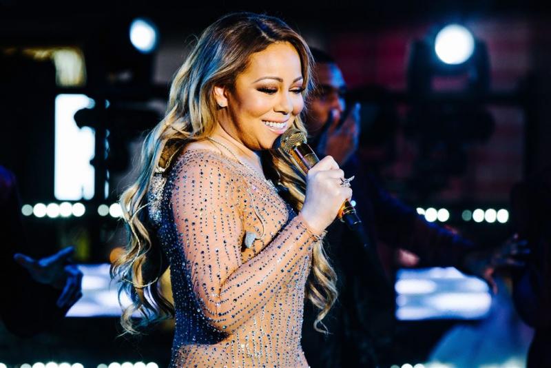Mariah Carey zet trouwjurk in brand