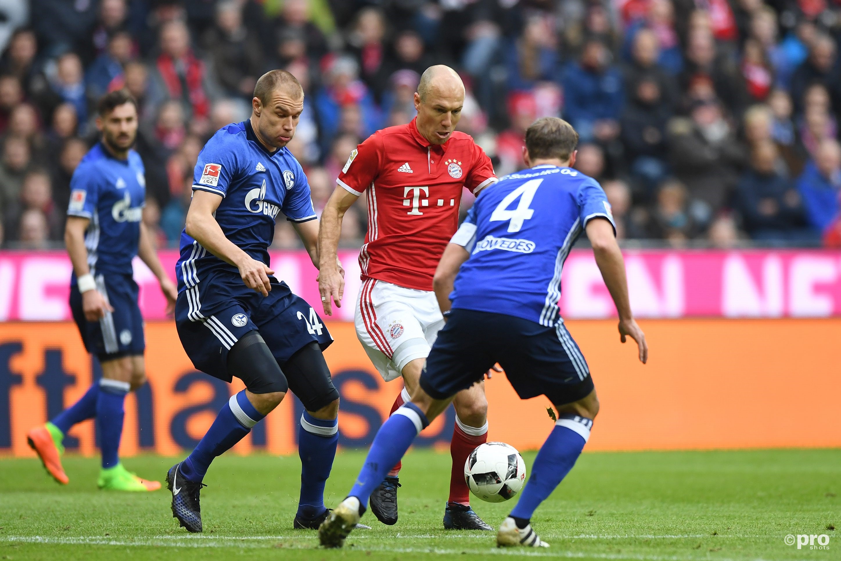 Arjen Robben in duel met Benedikt Hoewedes. (PRO SHOTS/Witters)
