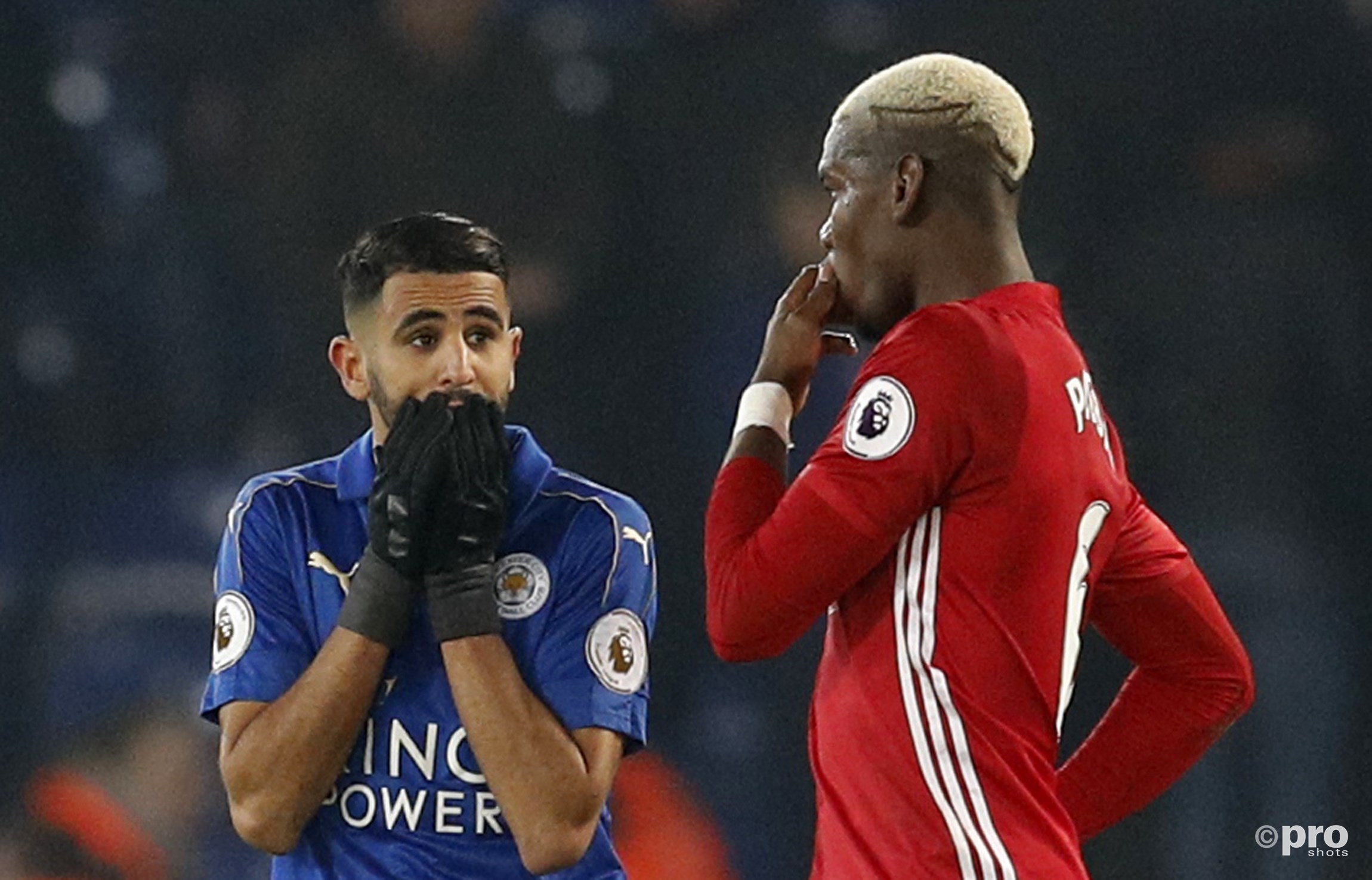Paul Pogba (Man United) en Leicester City's Riyad Mahrez na de wedstrijd. (PRO SHOTS/Action Images)
