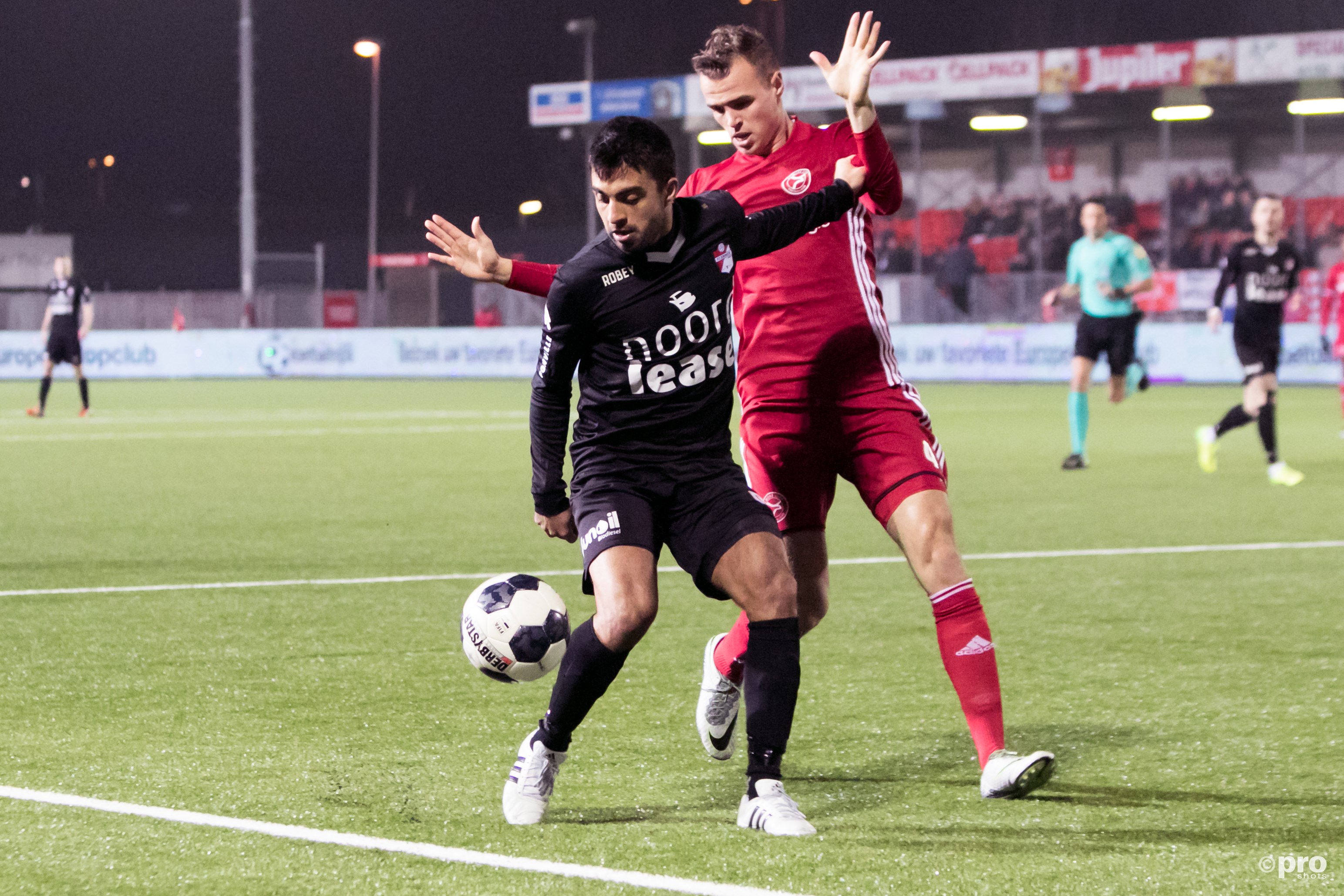 Emmen-speler Aslan in duel met Almere verdediger Nieuwpoort (Pro Shots/Remko Kool)