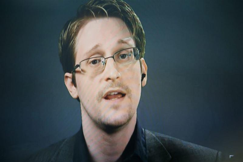 'Uitlevering Snowden als cadeau voor Trump'