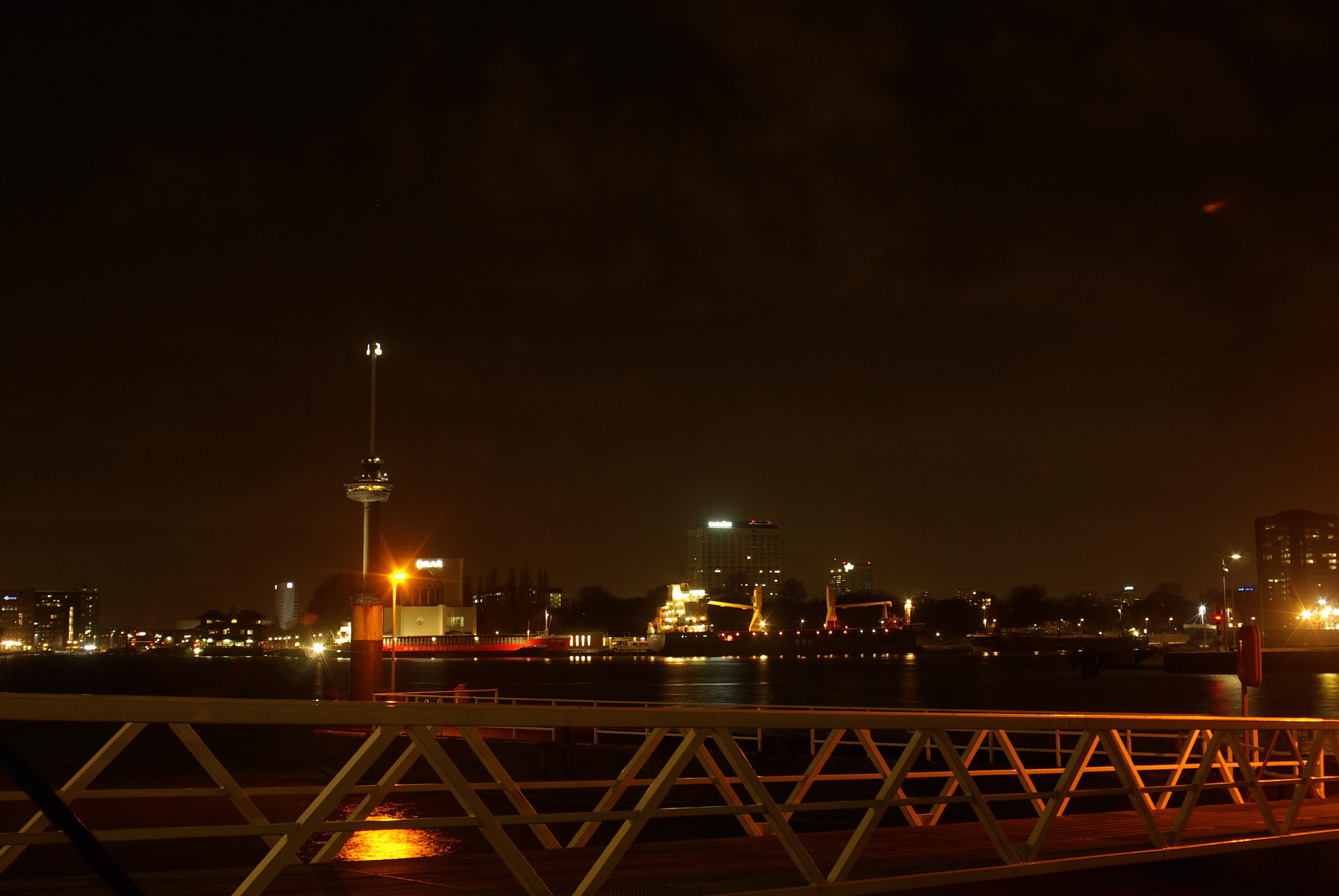 Rotterdam in het donker (archieffoto: Disbatch)