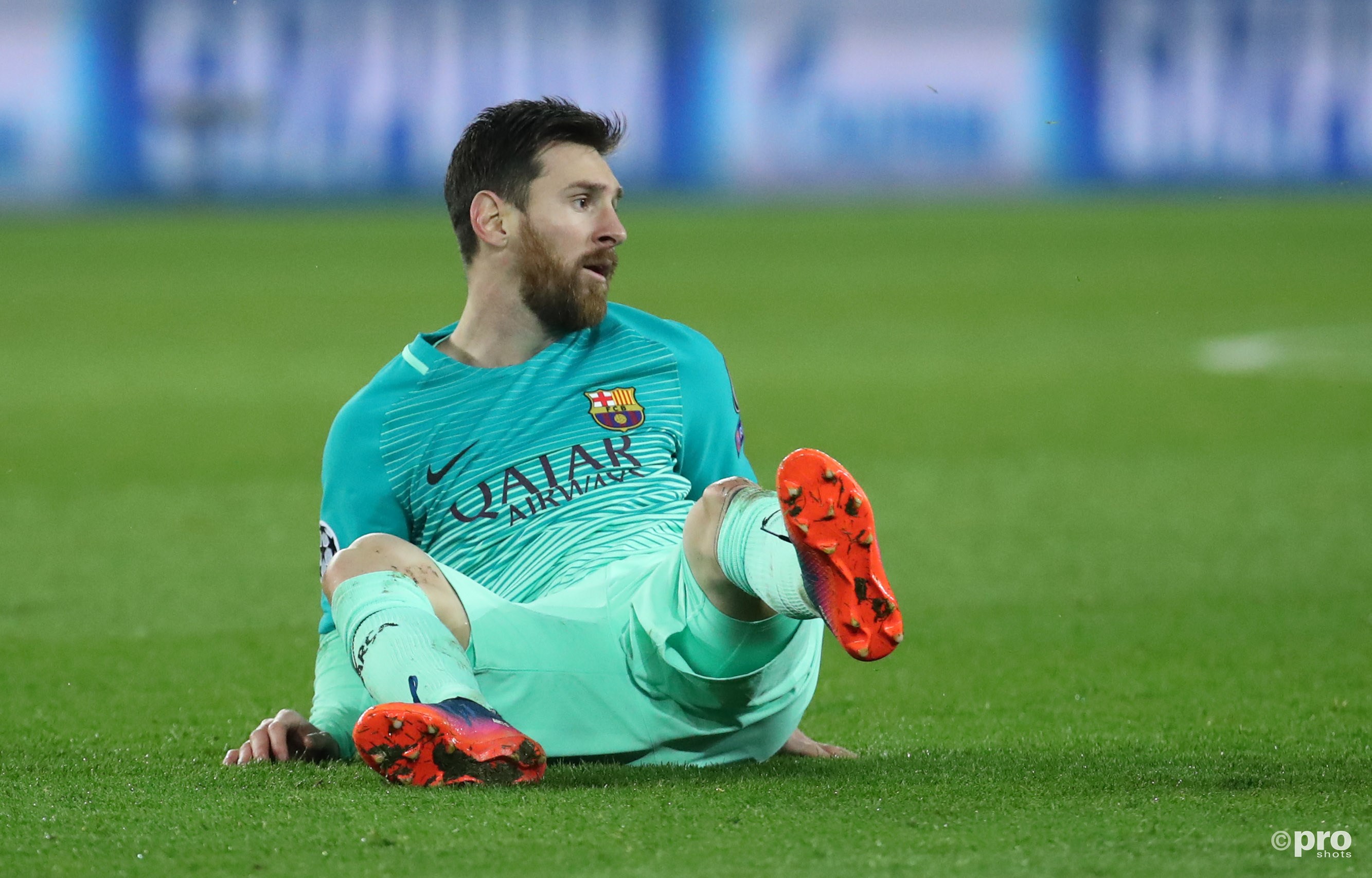 Messi zit verslagen op de grond. (PRO SHOTS/Action Images)