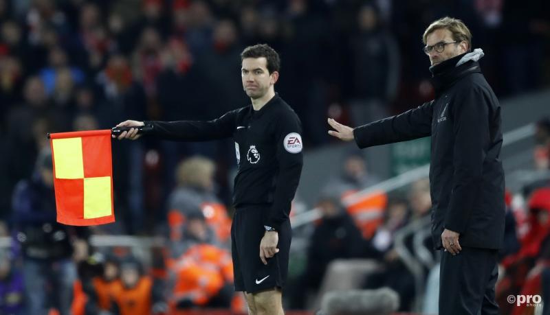 Liverpool-trainer Jürgen Klopp wil iets duidelijk maken aan de assistent scheidsrechter, maar wat? (Pro Shots / Action Images)