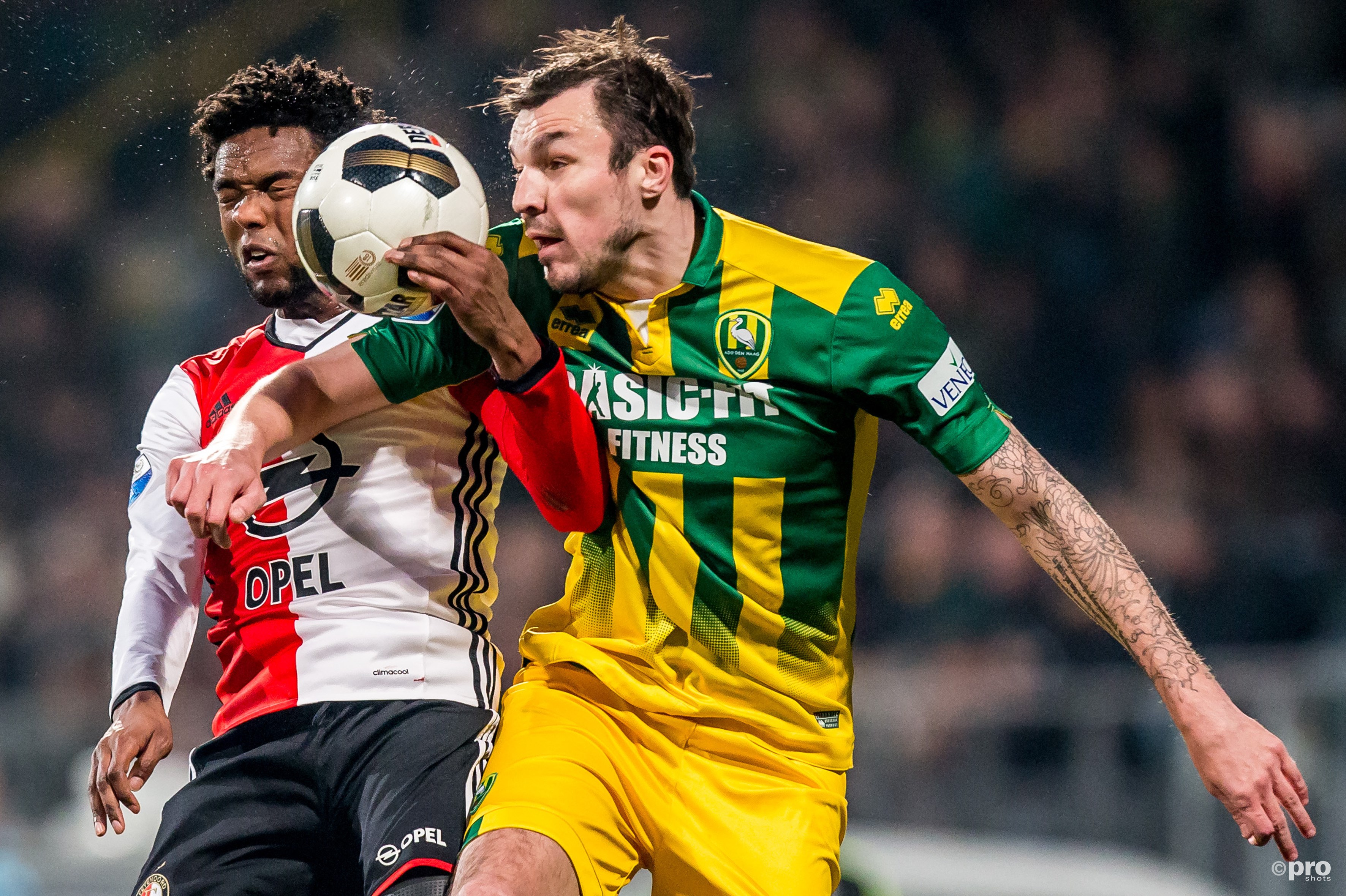 Feyenoorder Miquel Nelom in kop duel met ADO Den Haag-speler Mike Havenaar. (PRO SHOTS/Kay Int Veen)