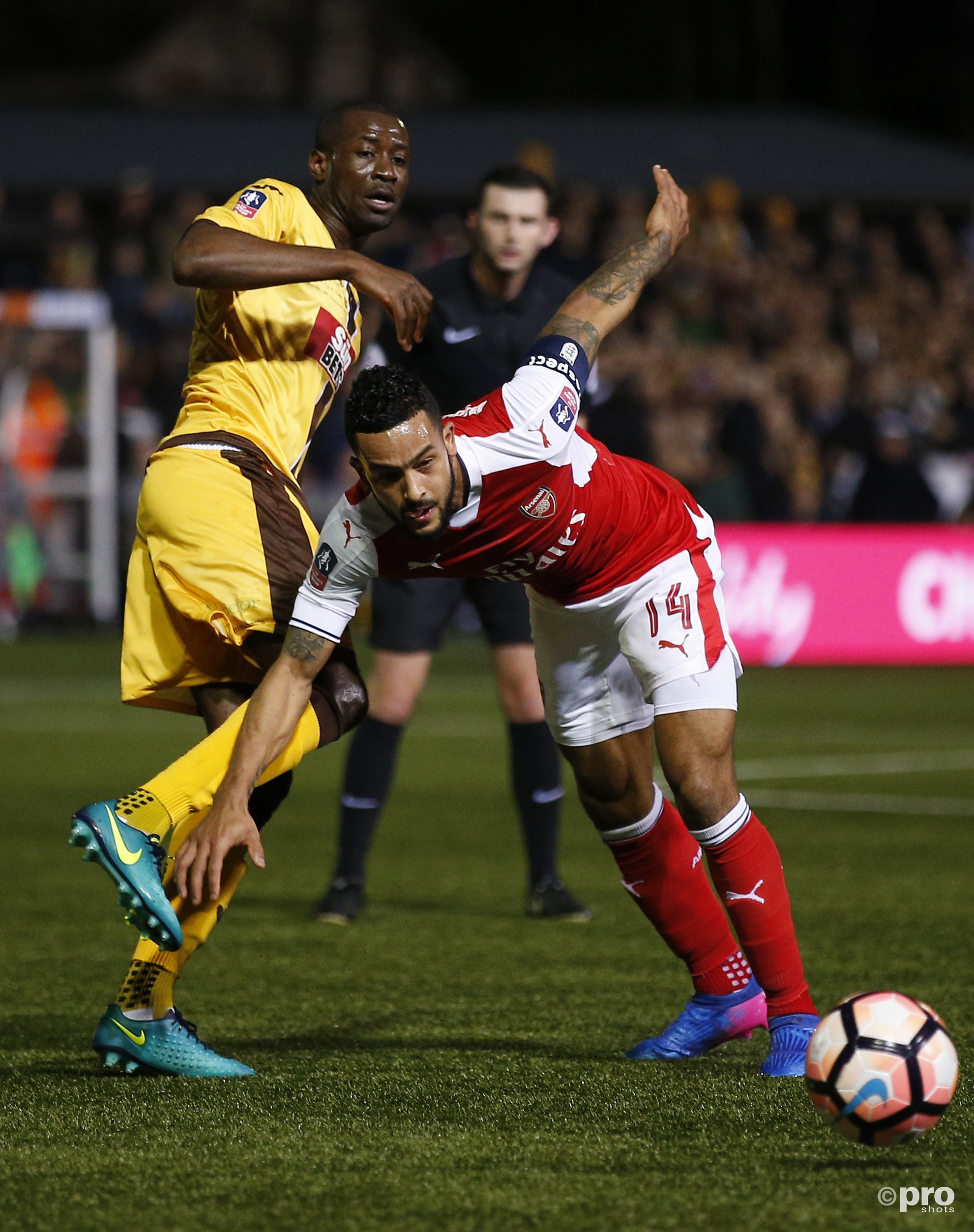 Theo Walcott in duel met Sutton United's Kevin Amankwaah. (PRO SHOTS/Action Images)
