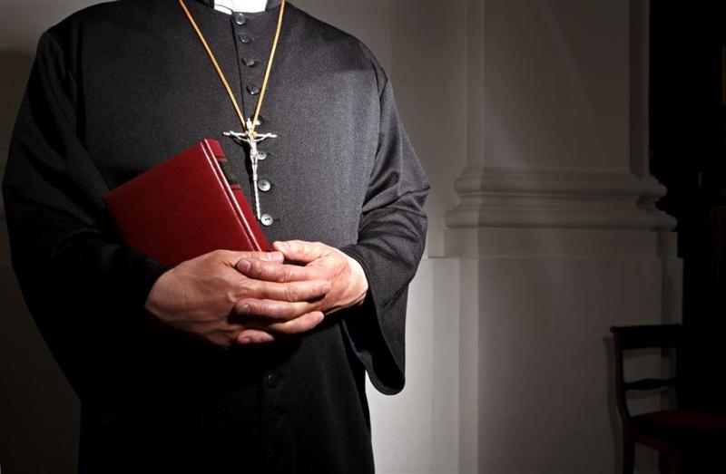 Priester geschorst wegens homofeestjes
