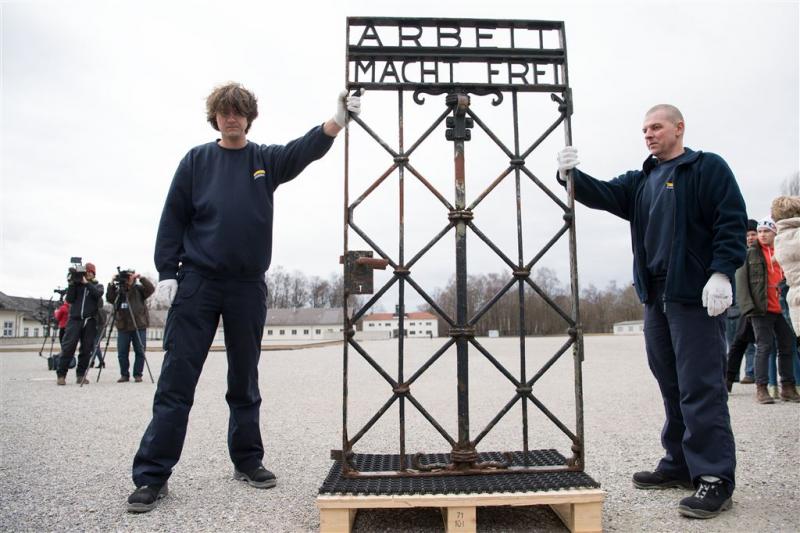 Dachau heeft gestolen poort terug
