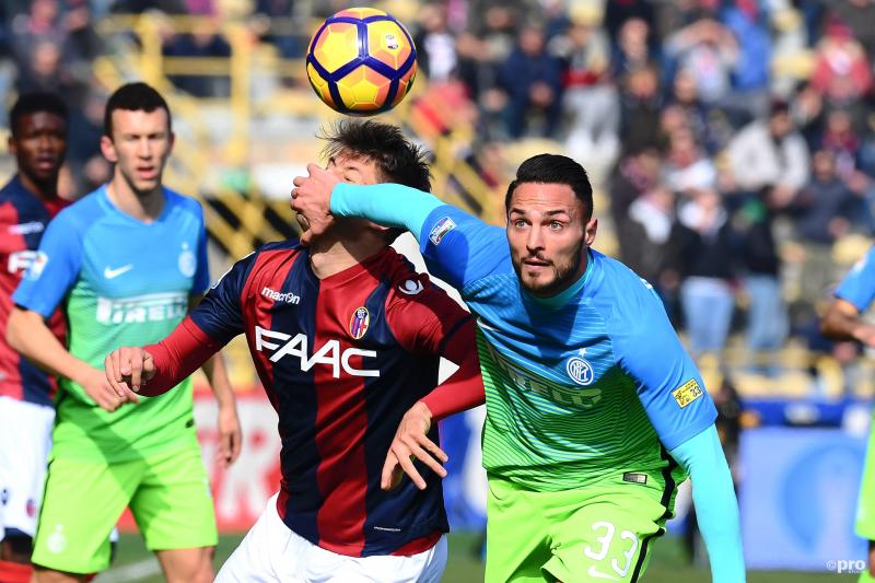 Inter-speler Danilo D'Ambrosio houdt Bologna-speler Bruno Petkovic hardhandig op afstand, wat zou een goed onderschrift zijn bij deze foto? (Pro Shots / Insidefoto)