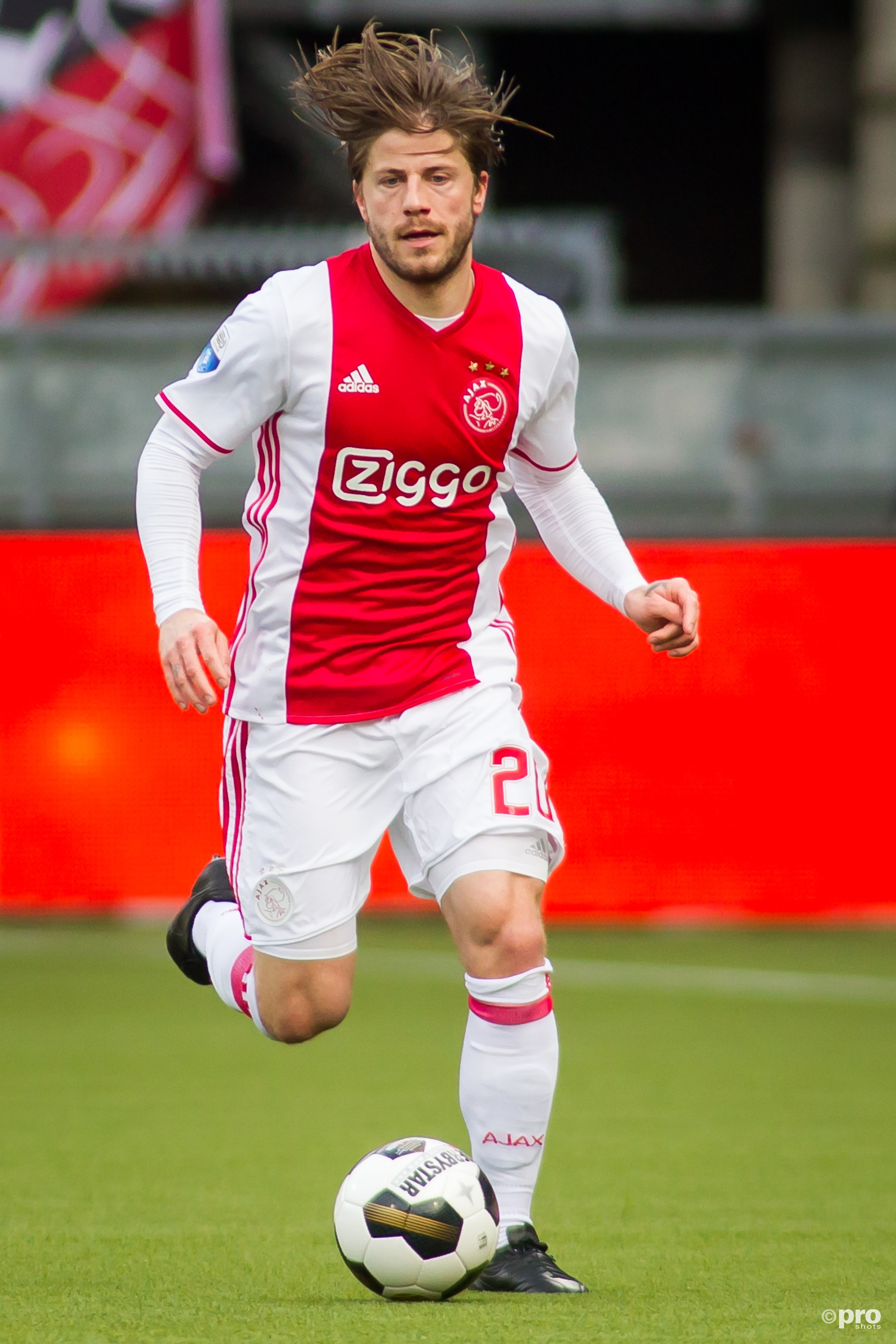 Lasse Schöne blijft twee jaar langer in dienst van Ajax. (PRO SHOTS/Stanley Gontha)
