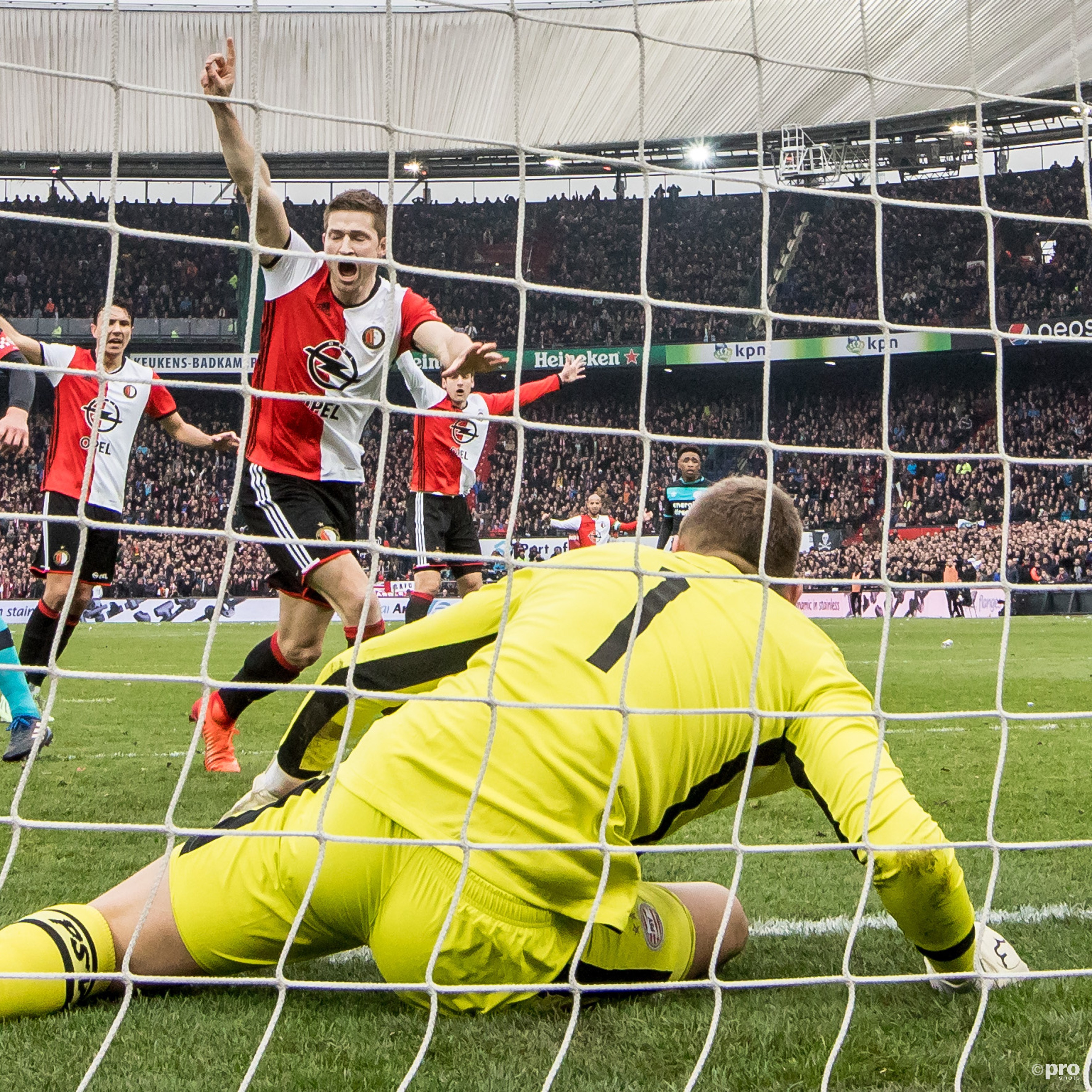 Jan Arie van der Heijden (l) scoort de 2-1 en viert dit, terwijl PSV keeper Jeroen Zoet (r) de bal nog op de lijn houd. (PRO SHOTS/Kay Int Veen)