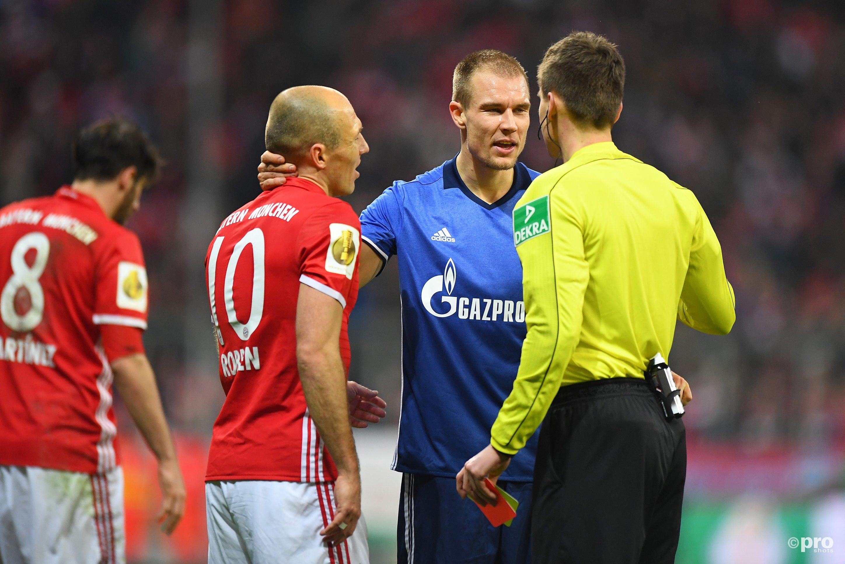 Robben in gesprek met scheidsrechter Siebert over de tweede gele kaart voor Badstuber (Pro Shots/Witters)