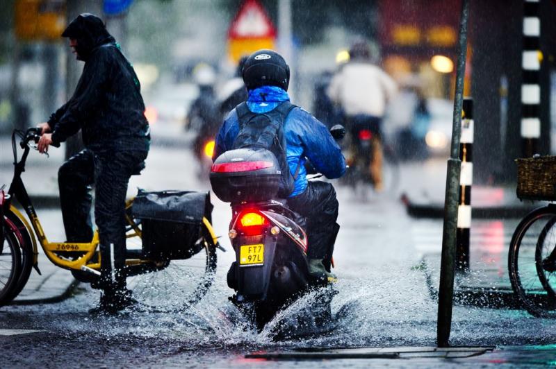 Fietser dupe van vervuilende scooters