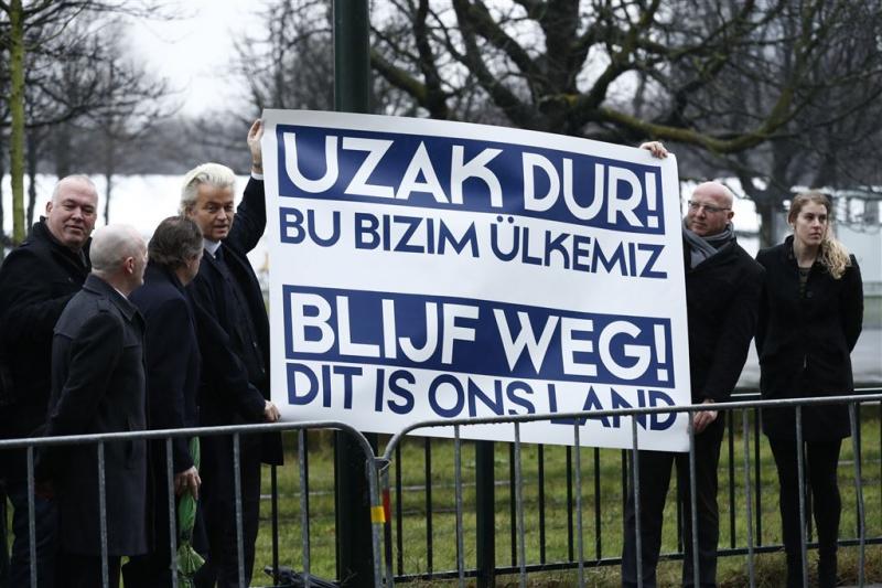 Wilders demonstreert bij Turkse ambassade