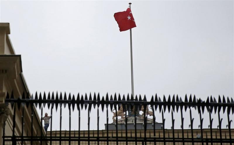 'Turkse vlag gehesen op Nederlands consulaat'