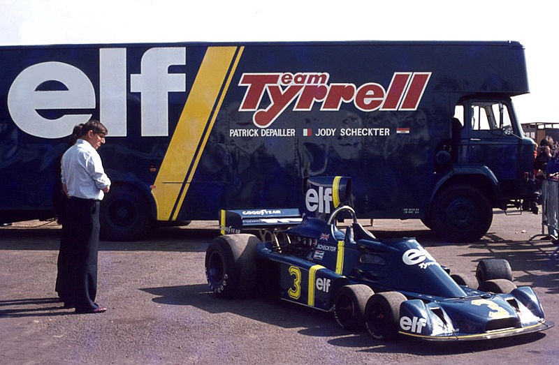 Teameigenaar Ken Tyrrell naast de P34 op Silverstone (WikiCommons/Gillfoto)