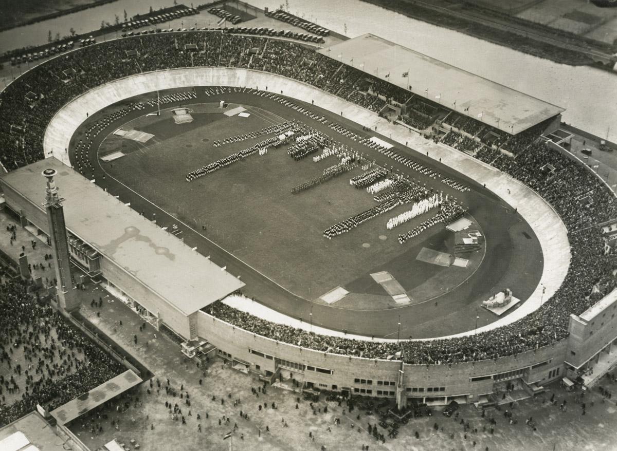 Het Olympisch Stadion in Amsterdam dat werd gebouwd voor de Zomerspelen in 1928. Na de komende Winterspelen in Sochi zal het stadion het decor zijn voor diverse schaatswedstrijden (WikiCommons/www.geheugenvannederland.nl)