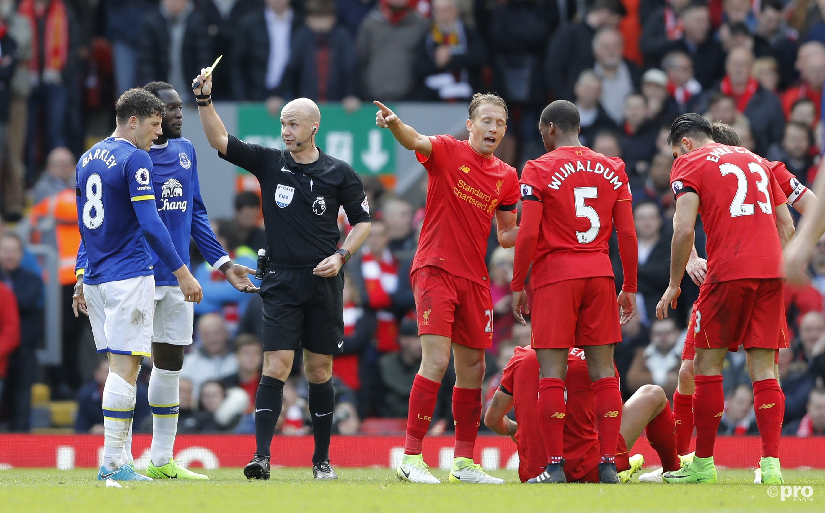  Ross Barkley (Everton) krijgt geel na een overtreding op Dejan Lovren (Liverpool). (PRO SHOTS/Action Images)