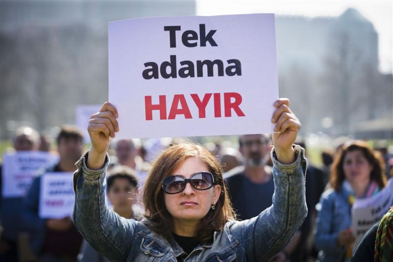 Rustig Turks protest op Haagse Malieveld