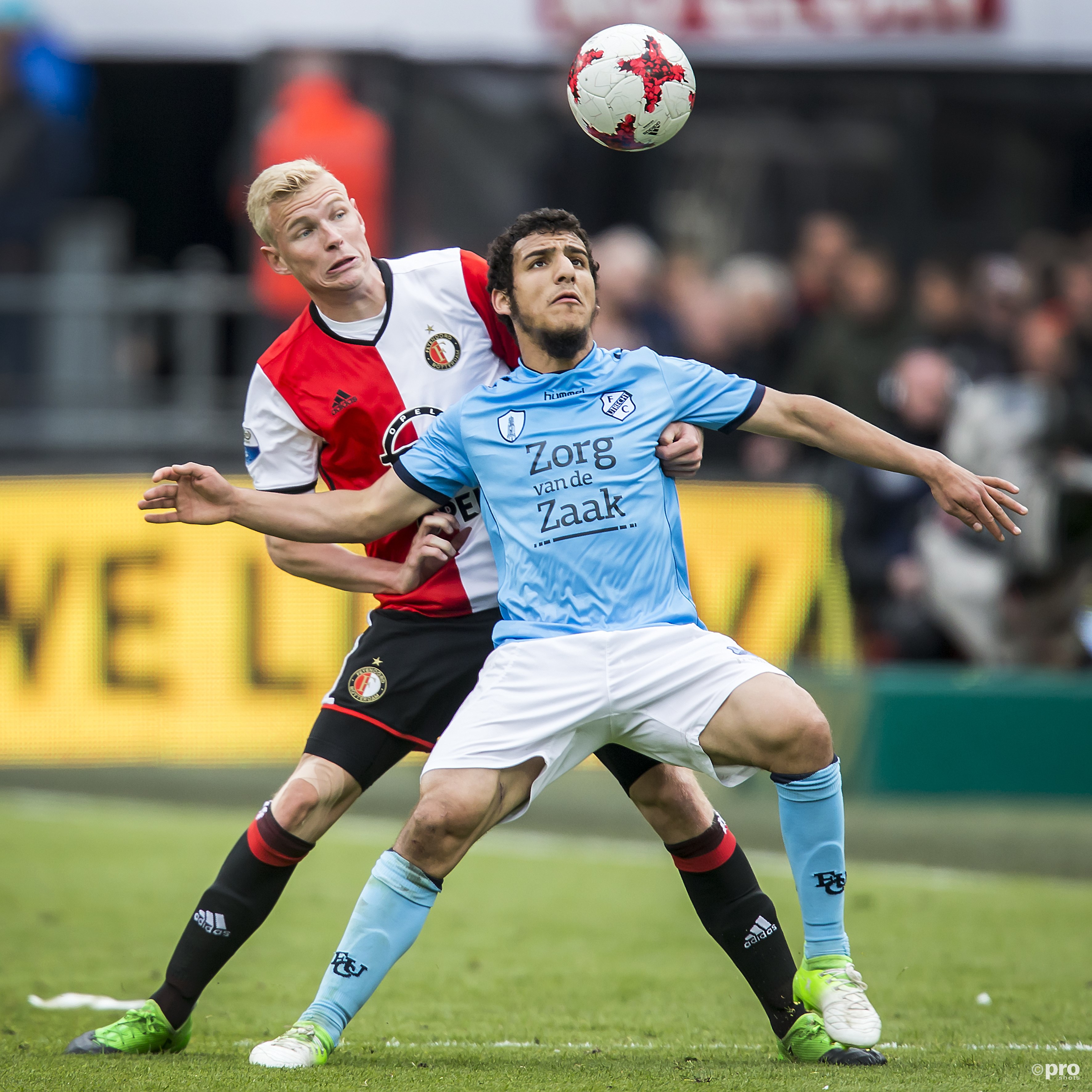 Feyenoorder-Lucas Woudenberg in duel met FC Utrecht-speler Yassin Ayoub. 