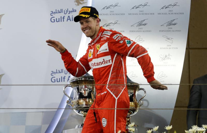 Op deze opmerkelijke manier vierde Sebastian Vettel zijn overwinning in Bahrein, wat zou een goed onderschrift zijn bij deze foto? (Pro Shots / Action Images)