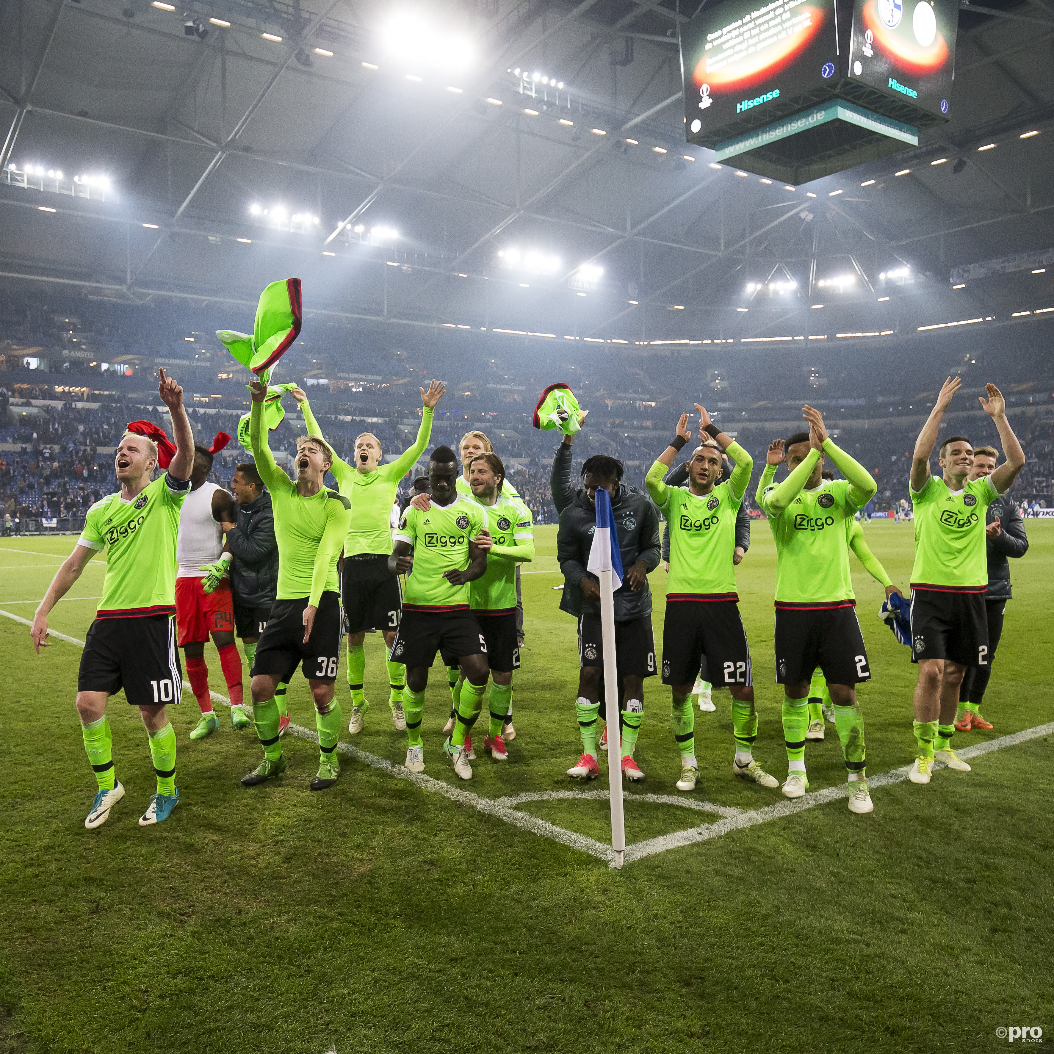 Ajax-spelers vieren feest. (PRO SHOTS/Joep Leenen)