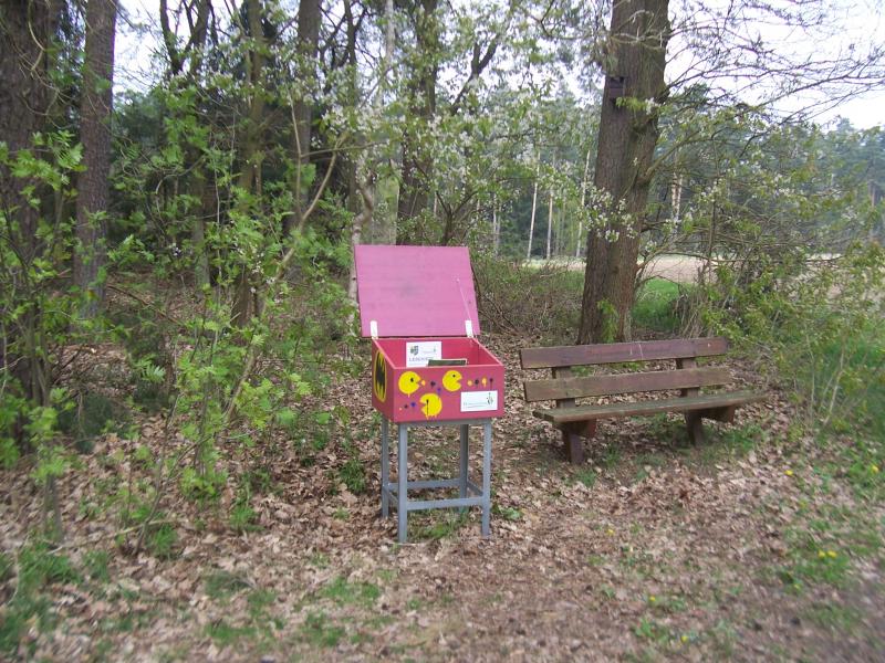 In de bossen bij Hermannsburg in Duitsland kwam ik een leeskist tegen. Hij zit vol boeken.  (Foto: qltel)