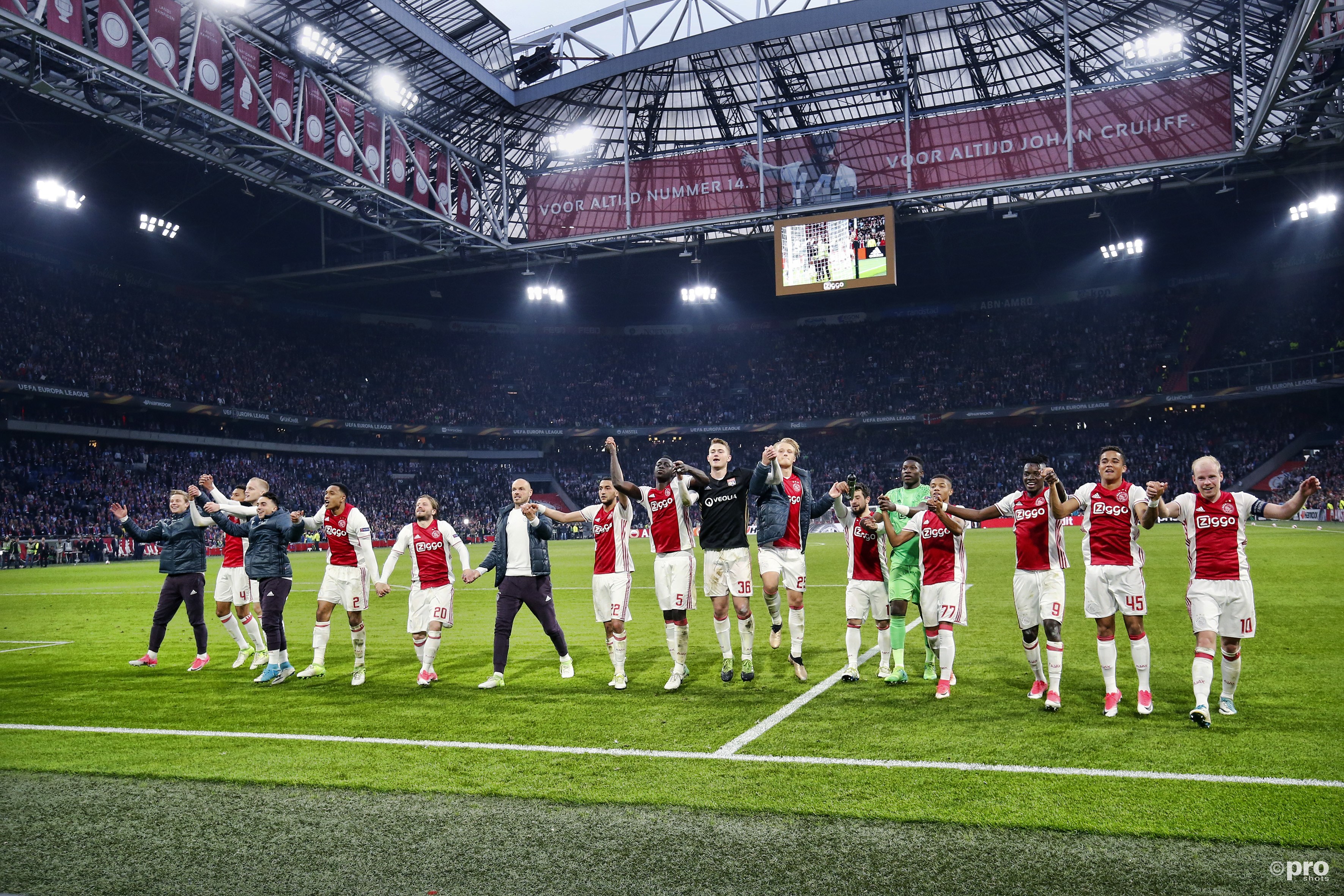 De Ajax-spelers bedanken de fans na de wedstrijd (Pro Shots / Stanley Gontha)