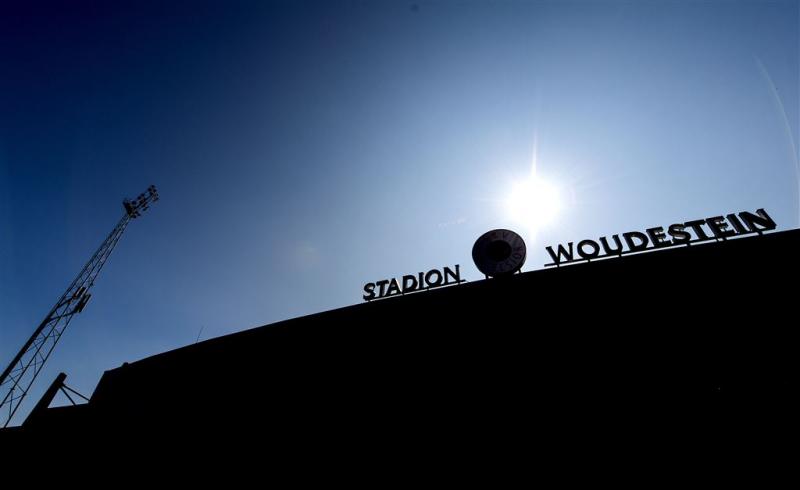Man klimt in lichtmast stadion Woudestein