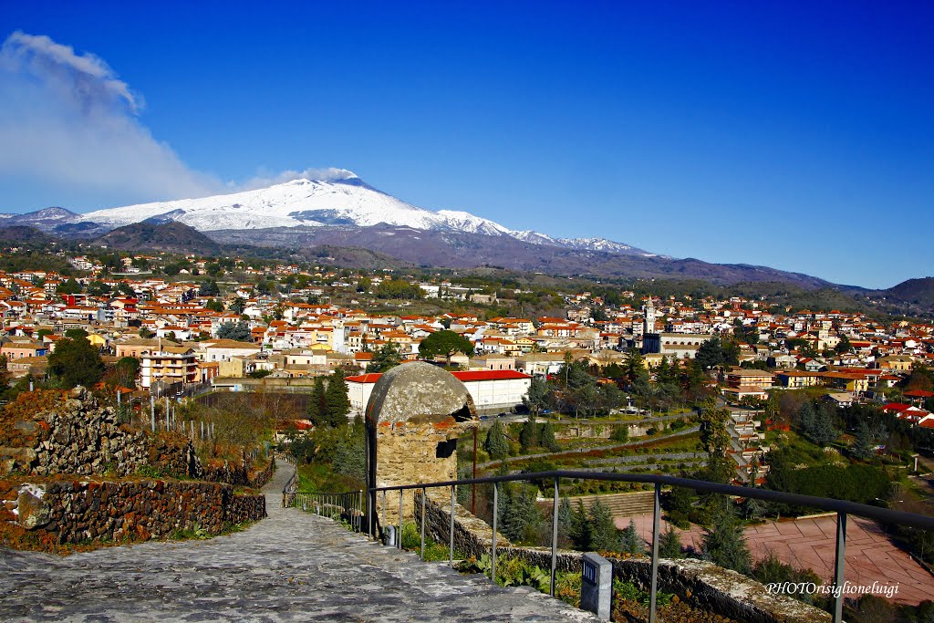 Pedara met de rokende Etna op de achtergrond (Foto: Panoramio)