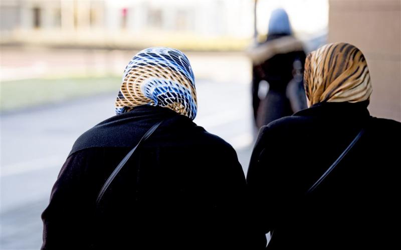 Politie Amsterdam bekijkt toestaan hoofddoek