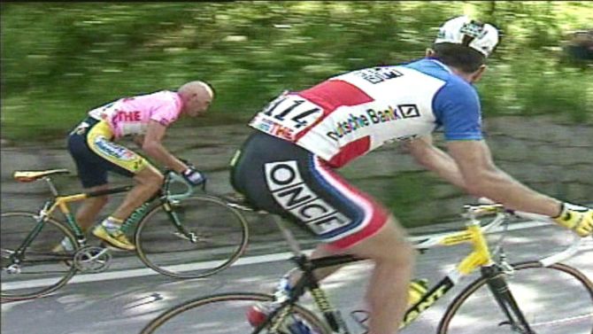 Pantani knalt Jalabert voorbij (Bron: YouTube)