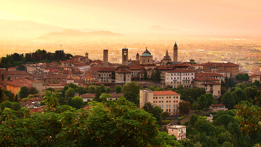 De zon rijst boven het prachtige oude deel van Bergamo (Foto: WikiCommons)