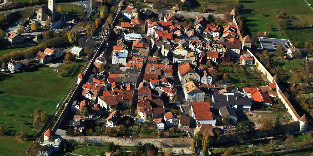 Het mooie Glorenza, inclusief stadsmuur (Foto: Panoramio)