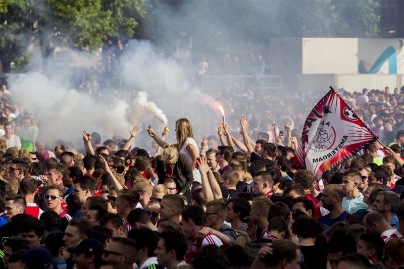 Ajaxfans houden minuut stil voor Manchester